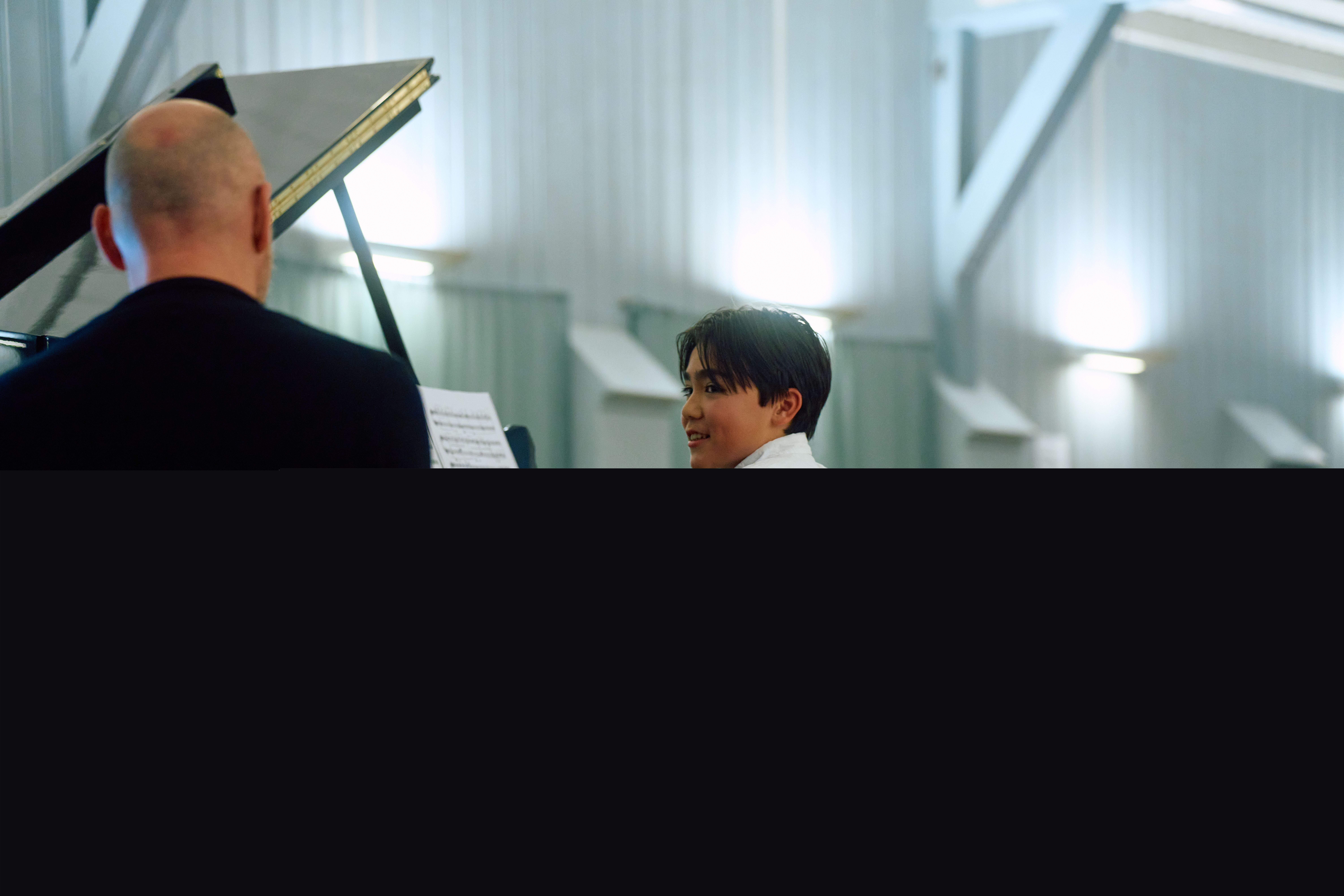 Elev og lærer ved pianoet. Foto: Yrjan Sundfør Rodrigues